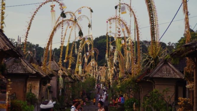 Penjor menghiasi jalanan Bali saat Hari Raya Galungan