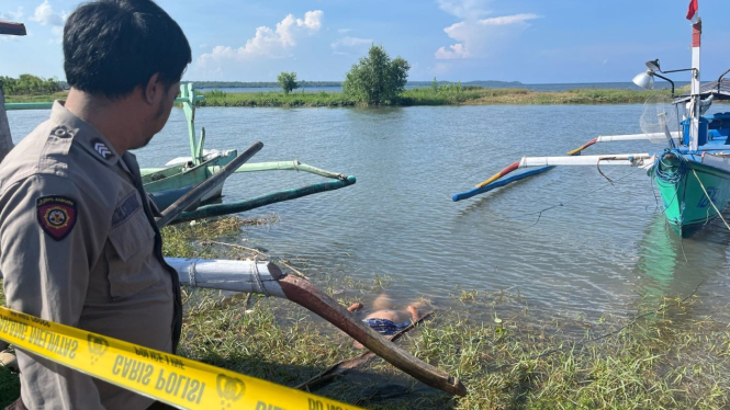 Anggota Polsek Wongsorejo amankan lokasi penemuan mayat