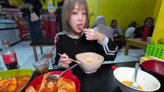 Tsuyang saat mukbang seblak di Indonesia
