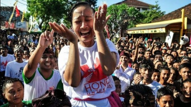 Tawa, air, dan mewarnai Omed-Omedan ,warisan budaya Bali