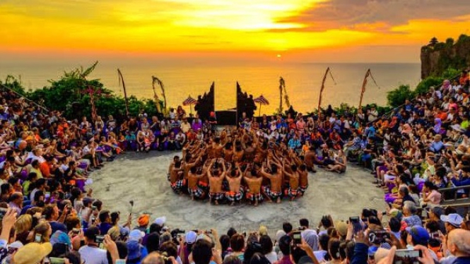Menikmati budaya Bali Tari Kecak dan Api di atas tebing Uluwatu
