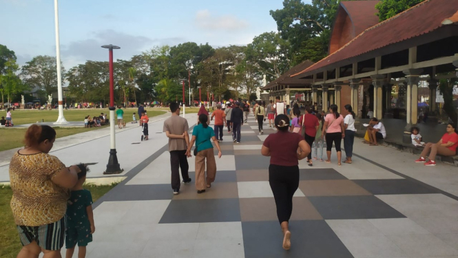 Aktivitas warga Tabanan di Lapangan Alit Saputra