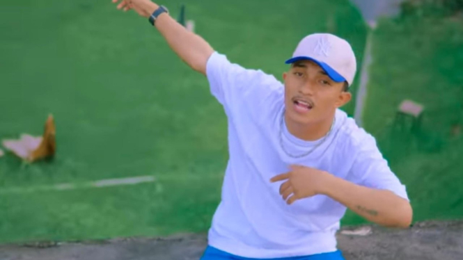 Potongan video klip Lagu Stecu-stecu Faris Adam.
