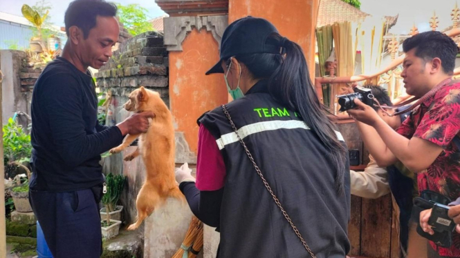 Kegiatan vaksinasi dengan mendatangi rumah warga