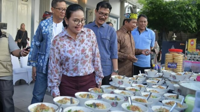 Anggota DPR RI Agustina Wilujeung Pramestuti (tengah)