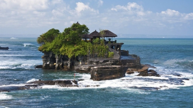 Pura Tanah Lot  Menjadi Tempat Pujawali Pura Luhur