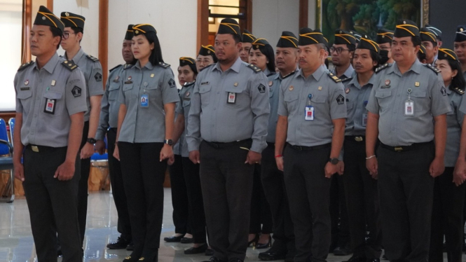 Kemenkum Bali menggelar apel rutin di Aula Dharmawangsa