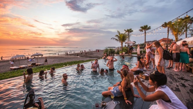 Wisatawan di destinasi wisata Canggu, Badung, Bali