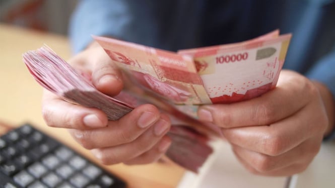 Ilustrasi pencairan gaji ke-13 bagi PNS dan pensiunan