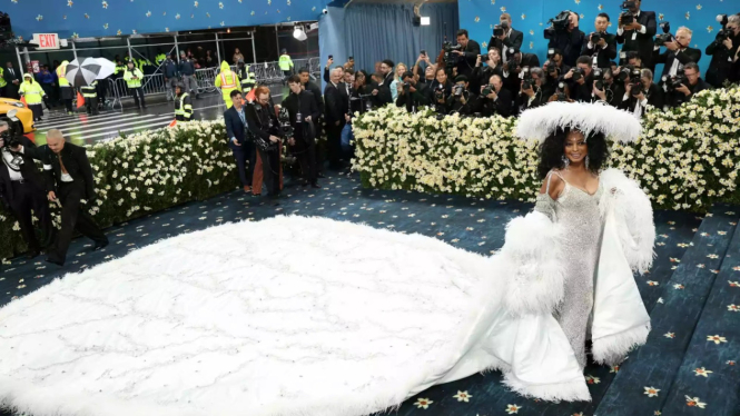 Diana Ross memukau di Met Gala 2025 dengan syal berbulu