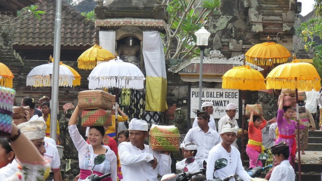 Masyarakat Bali mengenakan pakaian adat saat upacara