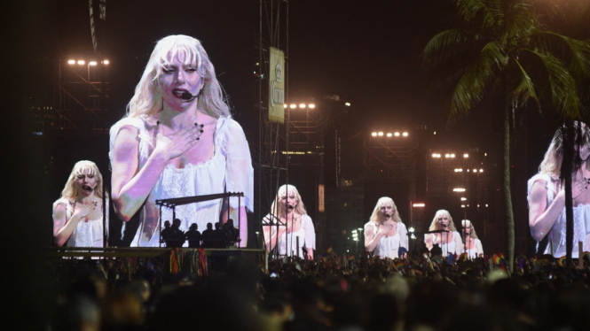 Lady Gaga saat menggelar konser Mayhem on the Beach