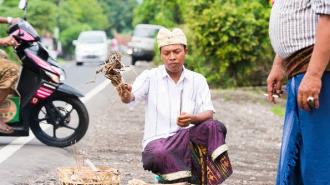 Setiap daerah di Indonesia punya tradisi ikat kepala,