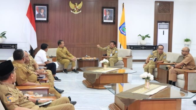 Bupati Lombok Barat, H. L. Ahmad Zaini, dalam rapat evaluasi