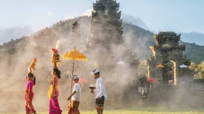 Kehidupan masyarakat Bali masih menjunjung nilai tradisi
