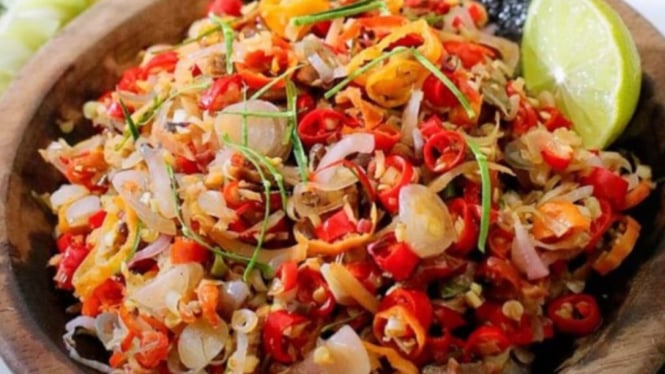 Sambal matah khas Bali dengan bumbu aromatik yang wangi