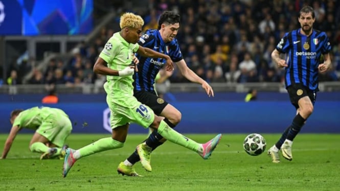 Pemain Inter Milan berduel dengan winger muda Barcelona