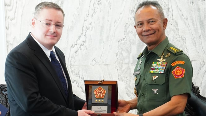 CC DASD, Dr. Andrew  Byers dan Kasum TNI Letjen TNI Richard Tampubolon