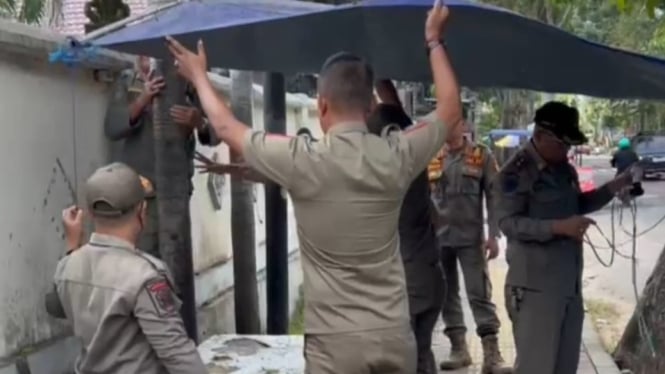 Satpol PP Kabupaten Jembrana melakukan penertiban pedagang