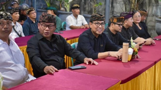 Wakil Walikota Denpasar, I Kadek Agus Arya Wibawa (tengah)