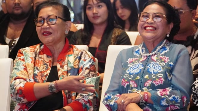 Ketua Dekranasda Provinsi Bali, Putri Suastini Koster (kiri)