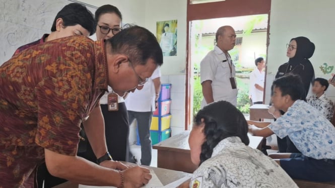Bupati Buleleng, I Nyoman Sutjidra pantau tes IQ siswa SMP