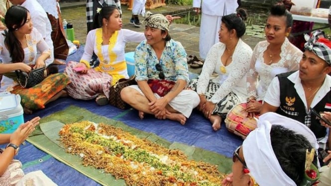 Megibung , Makan Bareng Ala Bali Yang Lebih Dari Sekadar Kulineran