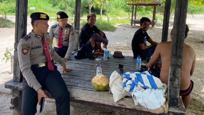 Anggota patroli wisata menyambangi Pantai Pink