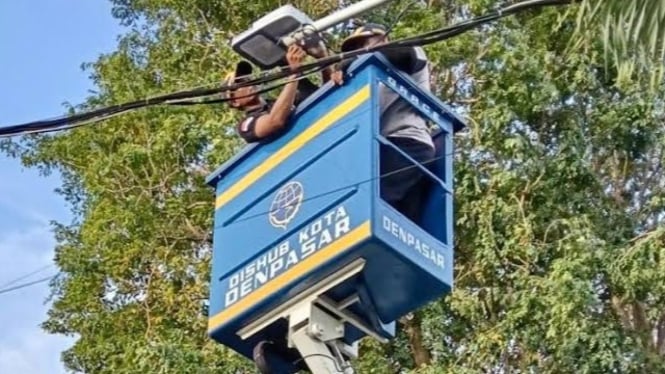 Pemasangan lampu LED oleh Dishub Kota Denpasar