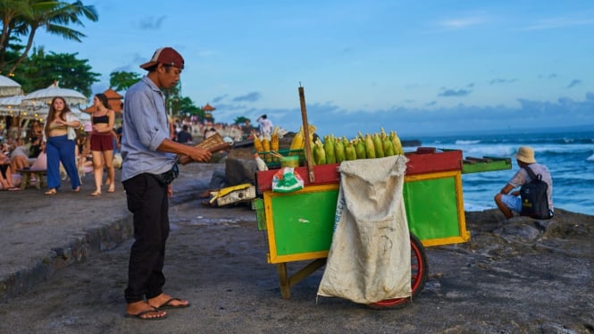 Pedagang pada salah satu destinasi wisata di Badung, Bali