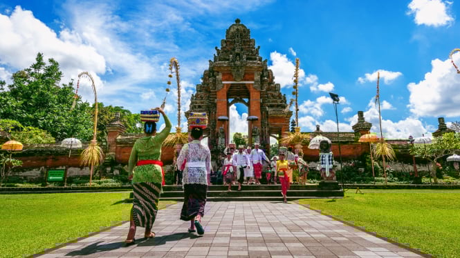 Tradisi melasti khas bali yang unik