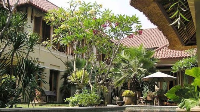 Pohon kamboja menjadi khas pada sejumlah bangunan di Bali