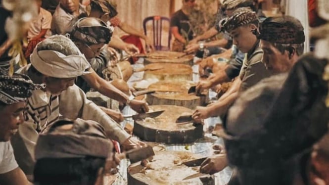 Tradisi mebat sajian upacara adat bali