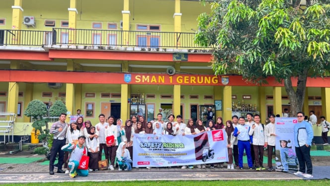 Pemberian materi tentang pengenalan rambu-rambu