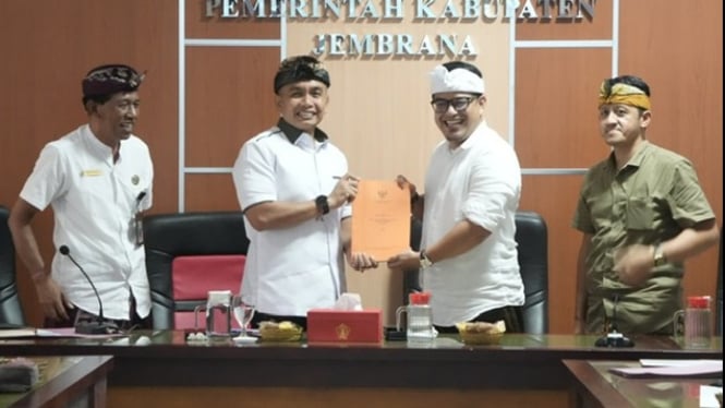 Wakil Bupati Jembrana (udeng endek) menerima perwakilan BPK Bali