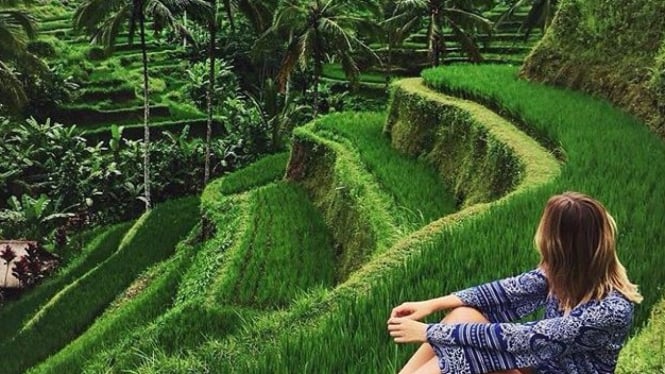 Hidup pelan, hati tenang. Di tengah hiruk pikuk dunia