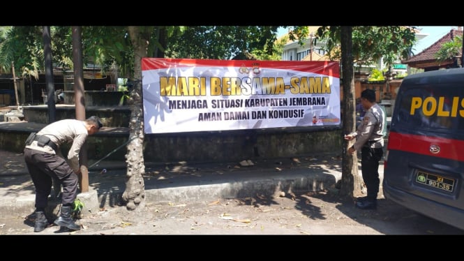Polres jembrana pasang spanduk himbauan