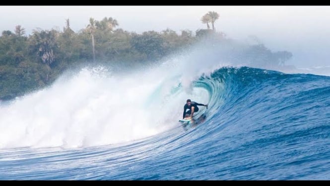 Ingin liburan seru di Bali, coba belajar berselancar