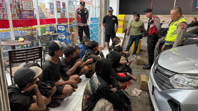 17 orang anak punk diamankan di depan sebuah minimarket