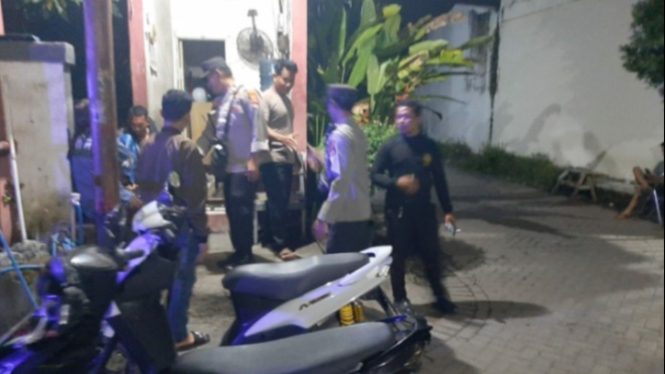 Anggota Polsek Labuapi menyapa warga saat Patroli KRYD