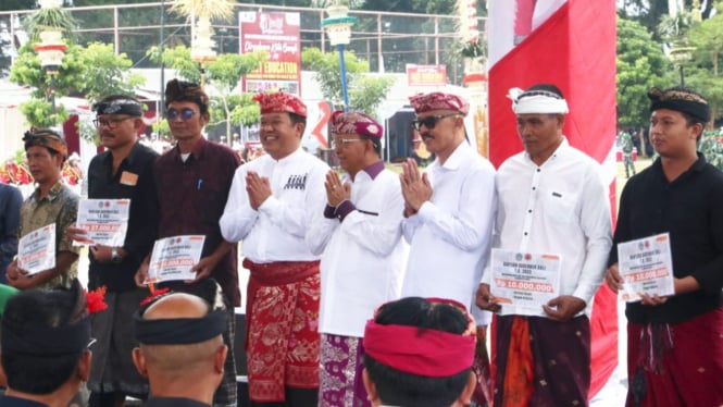 Penyerahan bantuan kepada warga Bangli