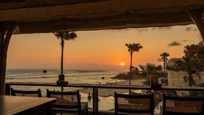 Melihat sunset di Tropical Temptation Beach Club