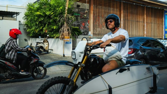 Wisatawan mengendarai sepeda motor di Bali