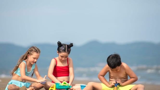 Keseruan anak-anak bermain di pantai