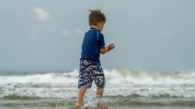 Liburan anak ke pantai jadi salah satu pilihan seru