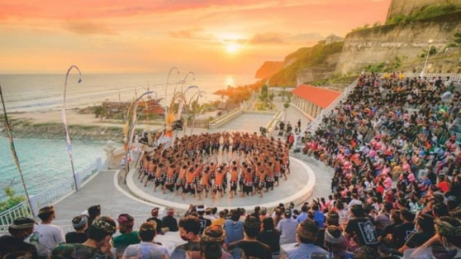 Tari Kecak dan sunset Pantai Melasti
