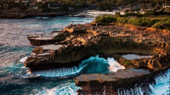 Pesona Devil's Tear di Nusa Lembongan, Bali