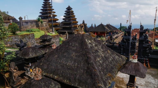 Pura Besakih Bali tampak megah dengan atap bertingkat