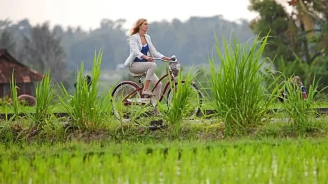 Julia Roberts bersepeda di Ubud, Bali dalam film 'Eat Pray Love'