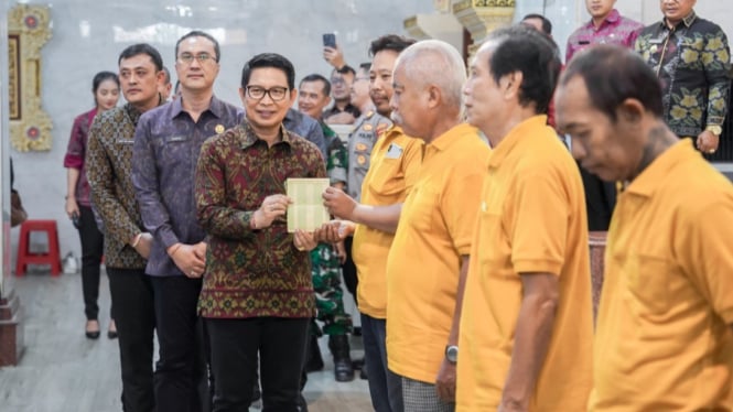 Penyerahan bantuan sosial kepada umat Buddha di Badung, Bali